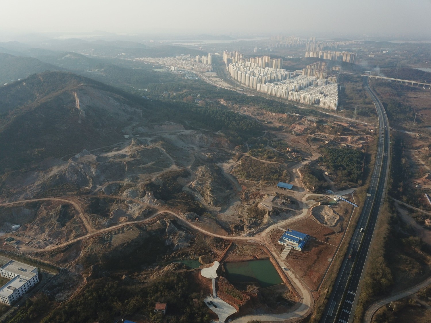 “吃”下30万车渣土后武汉顶6686体育冠峰变成郊野公园(图4)